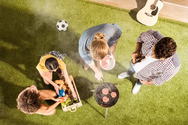 Друзья делают барбекю — стоковое фото