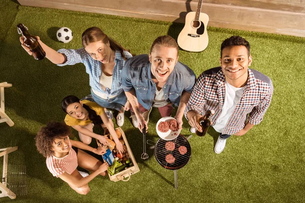 Amigos haciendo barbacoa - foto de stock