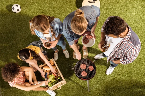Amis faisant barbecue — Photo de stock