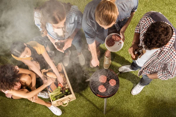 Amis faisant barbecue — Photo de stock
