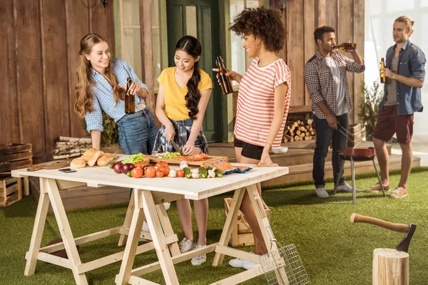 Junge Freunde beim Picknick — Stockfoto