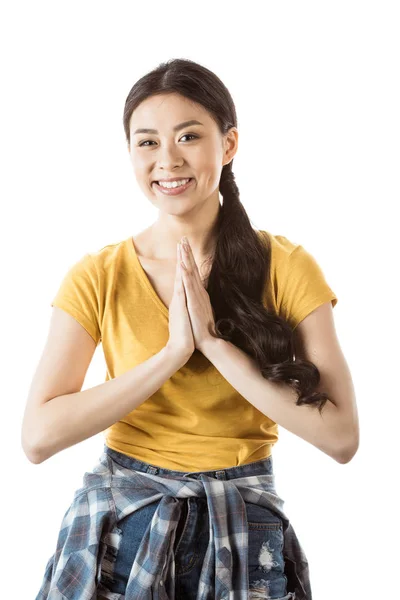 Chica asiática con gesto de saludo tradicional - foto de stock