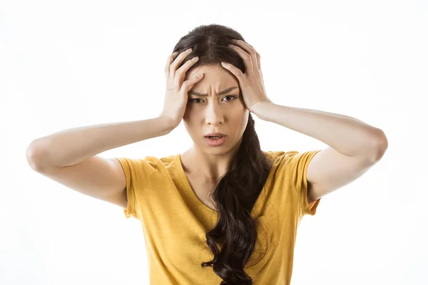 Conmocionado chica asiática con las manos en la cabeza - foto de stock