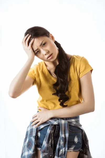 Sconvolto giovane ragazza asiatica con mal di testa — Foto stock