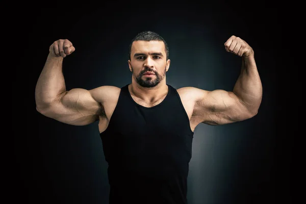 Strong man showing muscles — Stock Photo