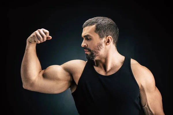 Strong man showing muscles — Stock Photo