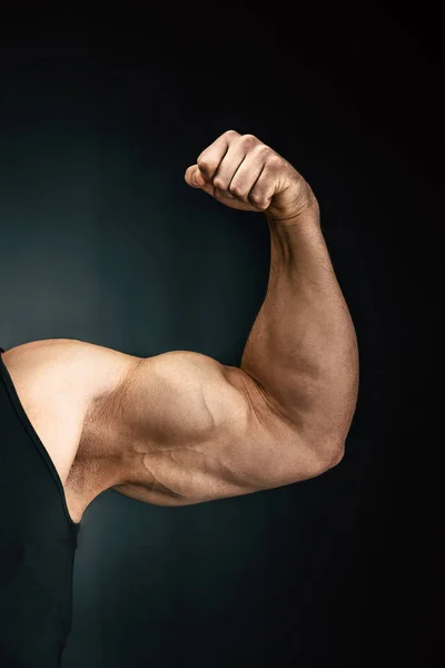 Strong man showing muscles — Stock Photo