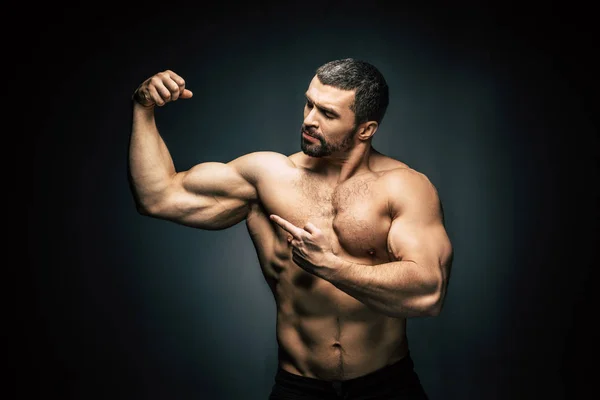 Hombre deportivo sin camisa mostrando músculos - foto de stock