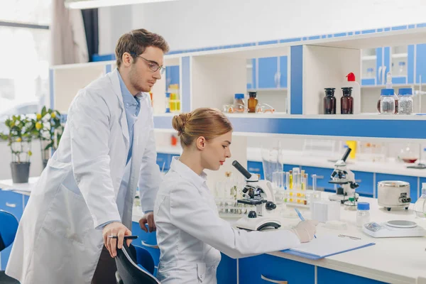 Científicos trabajando en laboratorio - foto de stock