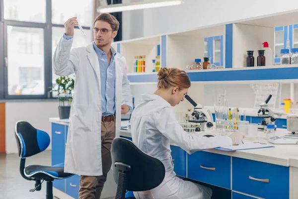 Biólogos que trabajan en laboratorio - foto de stock