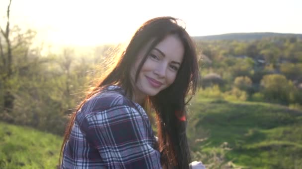 Portreit. Zwolnionym tempie. Szczęśliwy uśmiechający się młoda kobieta z przyrodą — Wideo stockowe