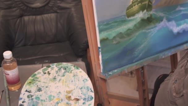 Artiste peint peintures à l'huile à la maison. Confort et tranquillité. Cheminée — Video