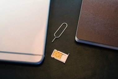Nano SIM kartı depolama ve küçük bir SIM kart ve Tayland'da aldım siyah bir arka plan üzerinde her zamanki Sim oyun kağıdı büyüklük boyutunu değiştirmek için SIM oyun kağıdı uyarlamak pasif Yapıştır gerektirir. İle kayıt