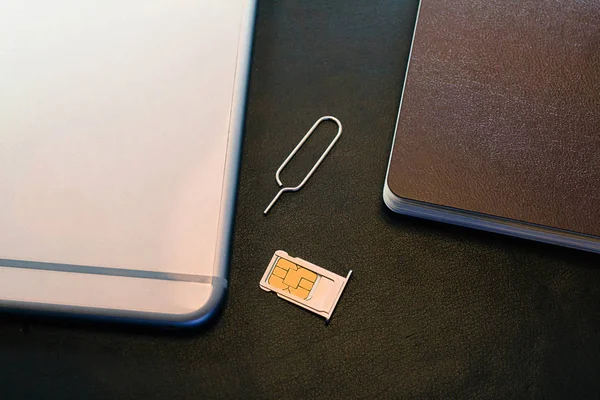 Nano SIM kartı depolama ve küçük bir SIM kart ve Tayland'da aldım siyah bir arka plan üzerinde her zamanki Sim oyun kağıdı büyüklük boyutunu değiştirmek için SIM oyun kağıdı uyarlamak pasif Yapıştır gerektirir. İle kayıt