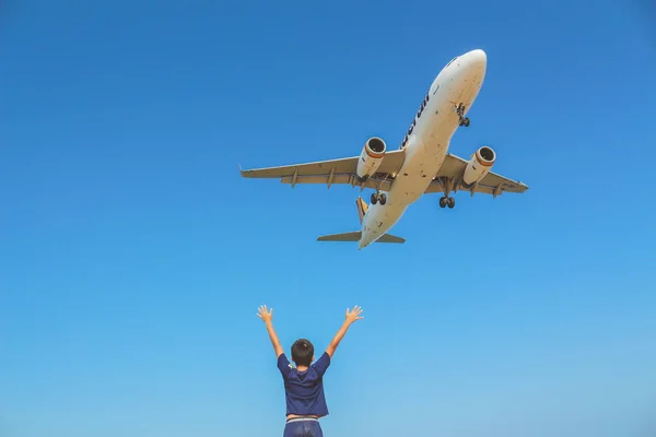 Avião Voando Céu Azul Phuket Tailândia Dezembro 2016 — Fotografia de Stock