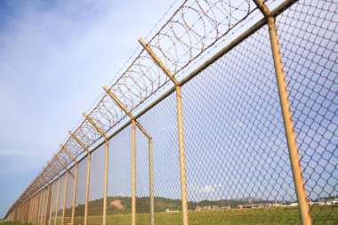 Metal çit tel, savaş ve Phuket Tayland arka planda gökyüzü