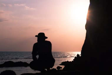Siluet erkekler macera seyahat fotoğrafçılığı seviyorum. Black Rock View Point, Phuket Tayland alacakaranlık akşam tropikal