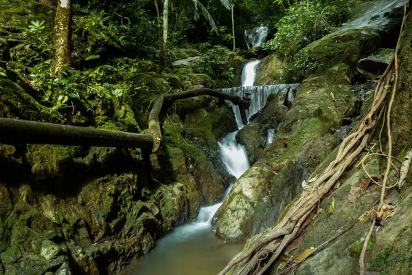 Şelale Ton Sai orman Phuket Tayland. Tropikal bölge Güney Tayland