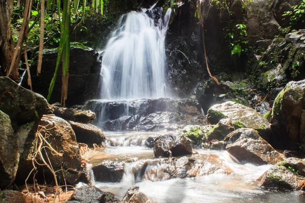 Şelale Ton Sai orman Phuket Tayland. Tropikal bölge Güney Tayland