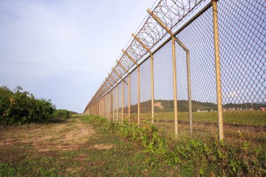 Metal çit tel, savaş ve Phuket Tayland arka planda gökyüzü