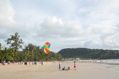 Patong Beach Phuket Tayland üzerinde 11 Temmuz 2017 parasailing