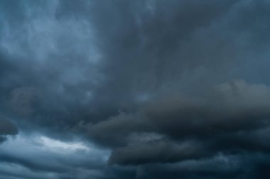 Devasa güneş okyanusun üzerindeki ufka batarken, günbatımı bulutları. Günbatımı gökyüzü arkaplanı. Gün batımı gökyüzü mavisi. Pofet 'te, karanlık, siyah gökyüzü bir fırtınaya neden oluyor..