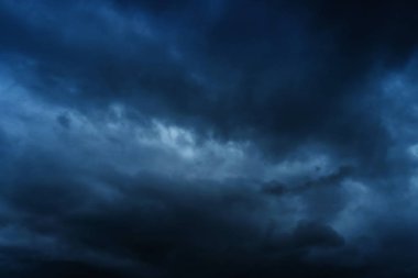 Devasa güneş okyanusun üzerindeki ufka batarken, günbatımı bulutları. Günbatımı gökyüzü arkaplanı. Gün batımı gökyüzü mavisi. Pofet 'te, karanlık, siyah gökyüzü bir fırtınaya neden oluyor..