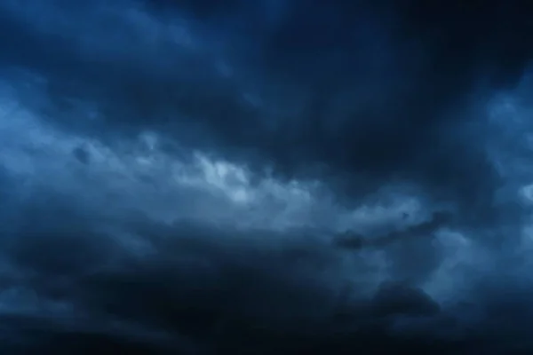 Devasa güneş okyanusun üzerindeki ufka batarken, günbatımı bulutları. Günbatımı gökyüzü arkaplanı. Gün batımı gökyüzü mavisi. Pofet 'te, karanlık, siyah gökyüzü bir fırtınaya neden oluyor..