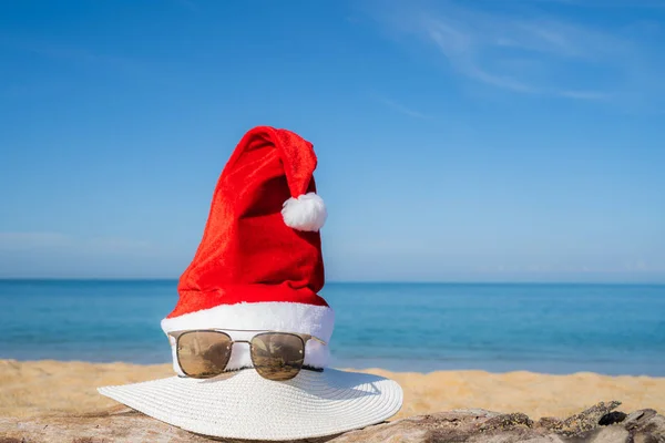 Concetto Natale Babbo Natale Cappello Sulla Spiaggia Albero Sono Texture — Foto Stock