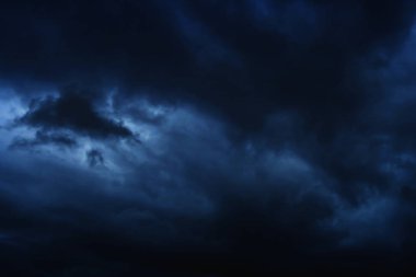 Devasa güneş okyanusun üzerindeki ufka batarken, günbatımı bulutları. Günbatımı gökyüzü arkaplanı. Gün batımı gökyüzü mavisi. Pofet 'te, karanlık, siyah gökyüzü bir fırtınaya neden oluyor..