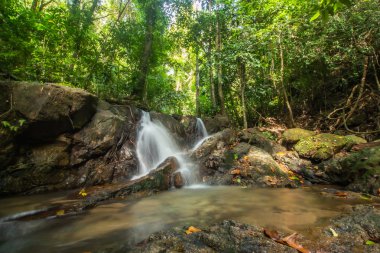 Kathu Şelalesi tropikal orman bölgesinde Asya 'da yürüyüş, doğa yürüyüşü ve yürüyüş için uygun ulusal park Phuket Tayland' ın macera fotoğrafçılığı seyahat ve eğlence için elverişli.