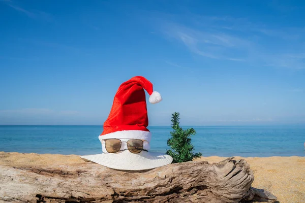 Concetto Natale Babbo Natale Cappello Sulla Spiaggia Albero Sono Texture — Foto Stock