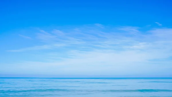 Arka planda gökyüzü ve deniz, Phuket Tayland 'da yenilenen gökyüzü ve gözlerinizin tadını çıkarın..