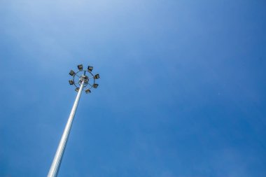 Elektrik direği arka planı parlak mavi gökyüzü Phuket Tayland