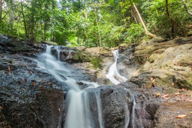 Kathu Şelalesi tropikal orman bölgesinde Asya 'da yürüyüş, doğa yürüyüşü ve yürüyüş için uygun ulusal park Phuket Tayland' ın macera fotoğrafçılığı seyahat ve eğlence için elverişli.