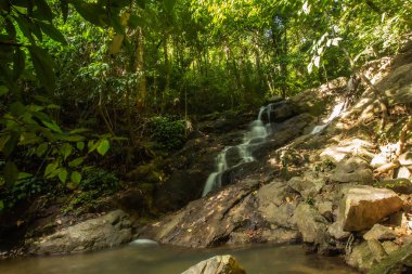 Kathu Şelalesi tropikal orman bölgesinde Asya 'da yürüyüş, doğa yürüyüşü ve yürüyüş için uygun ulusal park Phuket Tayland' ın macera fotoğrafçılığı seyahat ve eğlence için elverişli.