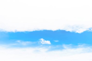 Mavi gökyüzü bulutlu Tayland sınırında, Malezya.