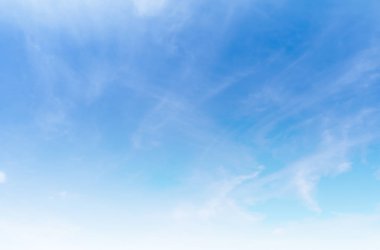 Gökyüzü mavi ve bulutlu. Sınır, Tayland - Malezya