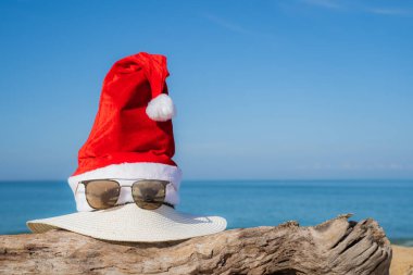 Noel Baba şapkasını kumsalda ve ağaçta hayal et. Doku doğası yaratıcı tropikal düzen phuket Thailand 'da yapılmıştır