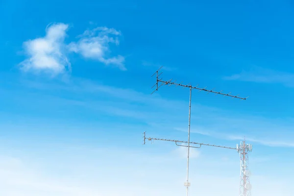 Háttér Fényes Kék Kényelmes Antennák Rádiótornyok Telefon Hálózat Antennák — Stock Fotó