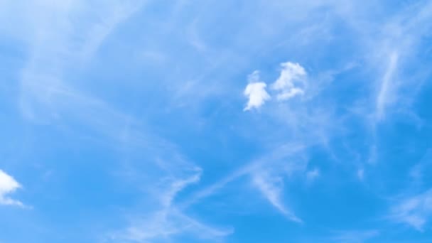ท้องฟ้าสีฟ้า, สภาพอากาศที่สะอาด, เวลาผ่านไปท้องฟ้าสีฟ้าที่ดี เมฆและเวลาท้องฟ้า, เมฆสีขาวและท้องฟ้าสีฟ้า, เขตแดนไทย-มาเลเซีย . — วีดีโอสต็อก