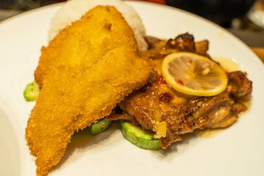 Tapınağın yakınında tavuk ve balık restoranı olan pirinç, Wong Tai Sin Tapınağı 'ndan alındı..