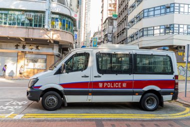 Hong Kong, Çin - Hong Kong polis aracı Kowloon, Hong Kong, Çin Nathan Yolu 'nda görev yapıyor. Mercedes-Benz Sprinter minibüsü, 28 Kasım 2019 'da Hong Kong' da en çok görülen polis aracıdır..