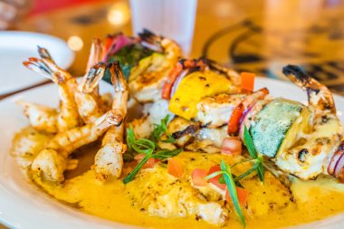 The Peak Hong Kong 'un popüler bakış açısında tepedeki bir restoranda taze karides salatası. Gerçek bir yerden çekilmiş..