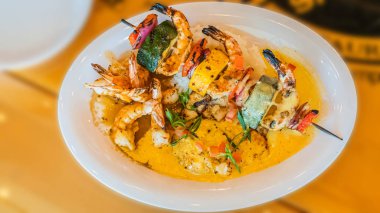 The Peak Hong Kong 'un popüler bakış açısında tepedeki bir restoranda taze karides salatası. Gerçek bir yerden çekilmiş..