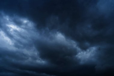 Devasa güneş okyanusun üzerindeki ufka batarken, günbatımı bulutları. Günbatımı gökyüzü arkaplanı. Gün batımı gökyüzü mavisi. Pofet 'te, karanlık, siyah gökyüzü bir fırtınaya neden oluyor..