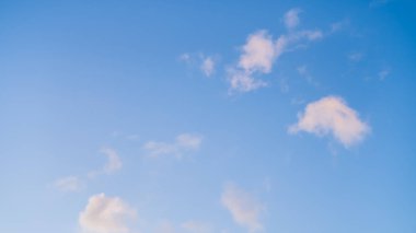 Arka plan gökyüzü mavi, parlak ve Phuket Tayland 'da yenilenen gökyüzü ile gözlerinizin tadını çıkarın..