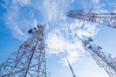 Telekomünikasyon direği TV antenleri öğleden sonra tepede, mavi gökyüzünde Phuket Tayland 'da bulutlar parlıyor..