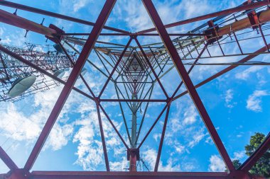 Telekomünikasyon direği TV antenleri öğleden sonra tepede, mavi gökyüzünde Phuket Tayland 'da bulutlar parlıyor..
