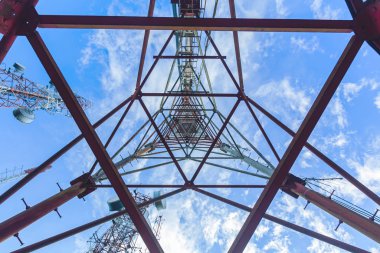 Telekomünikasyon direği TV antenleri öğleden sonra tepede, mavi gökyüzünde Phuket Tayland 'da bulutlar parlıyor..